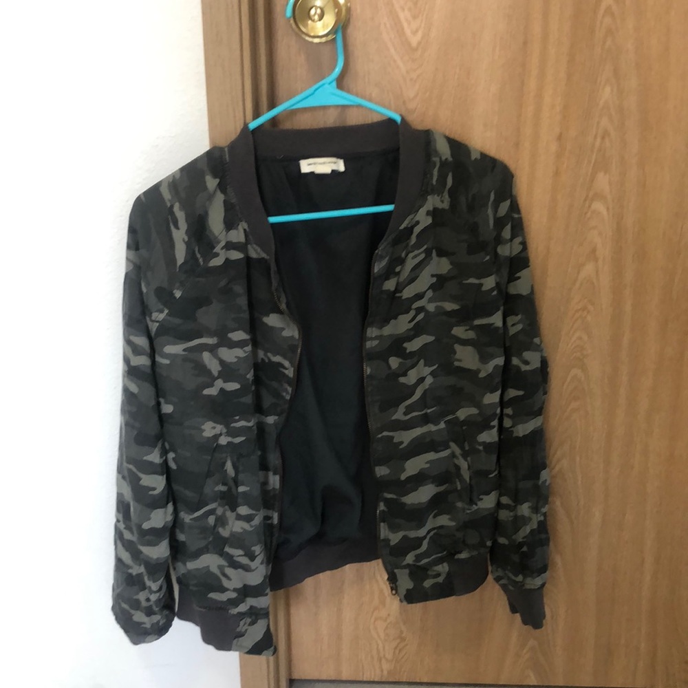 Beach Lunch Lounge Zip up. Size S\P Army camouflage colors